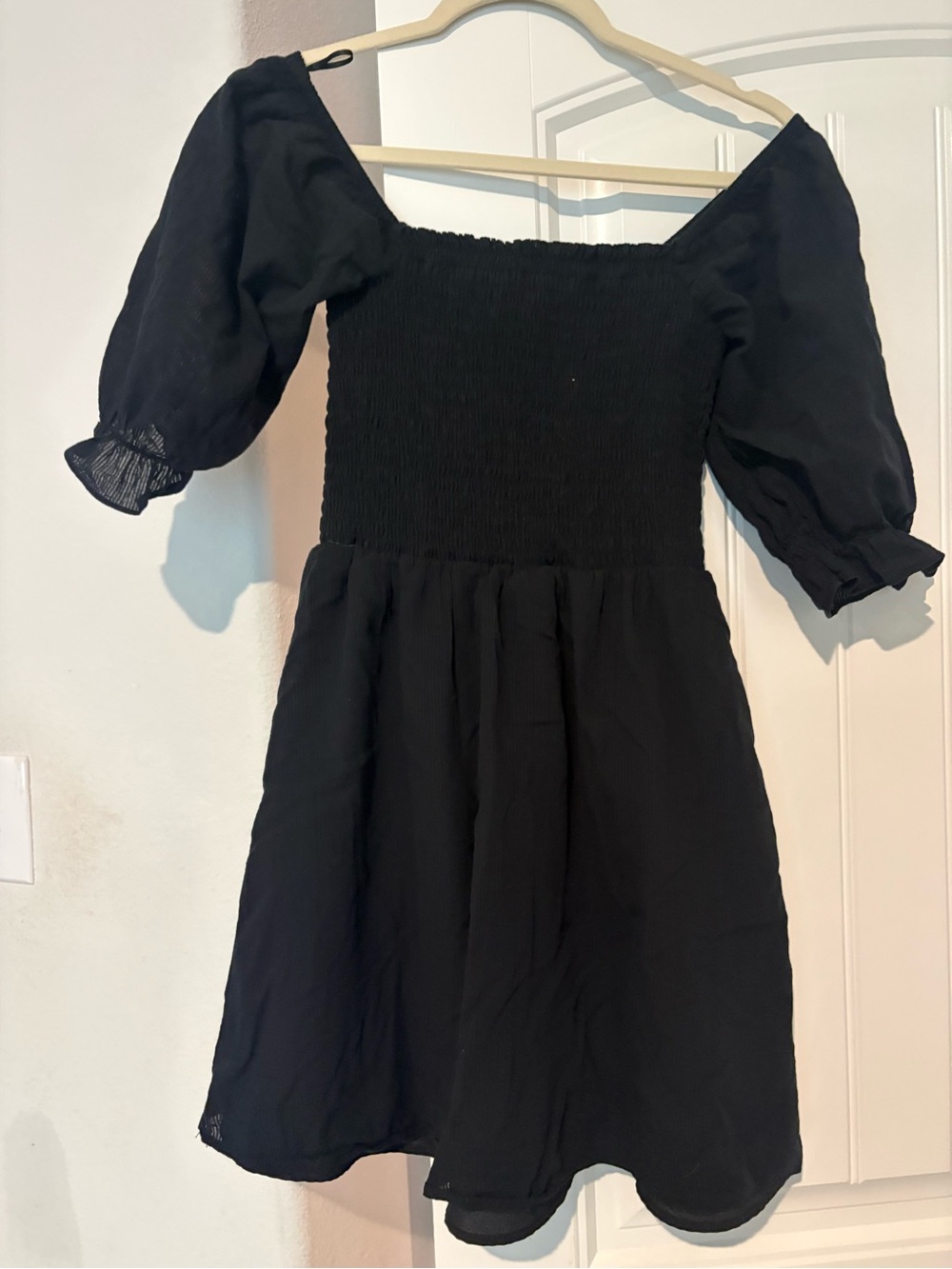 Wayf Black Puff-Sleeve Smocked Casual Dress